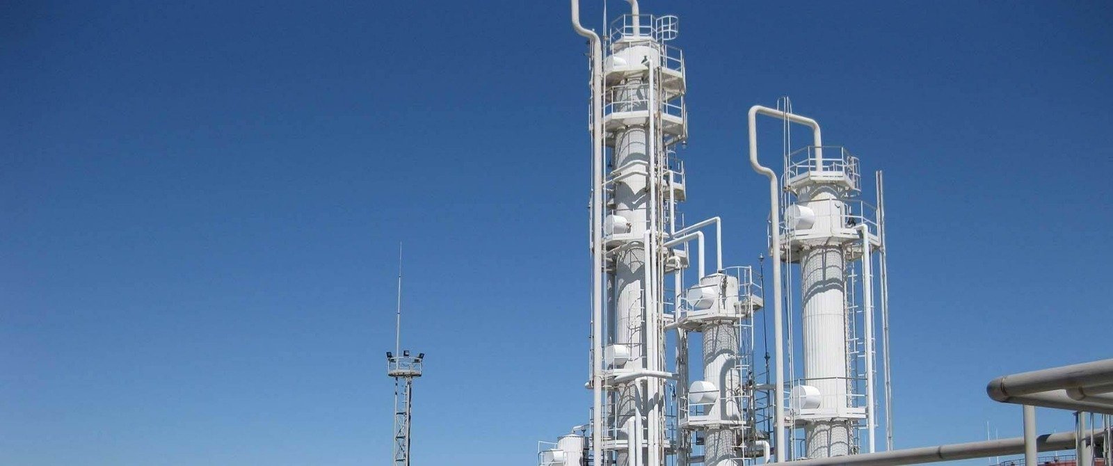 Tall industrial process columns and piping