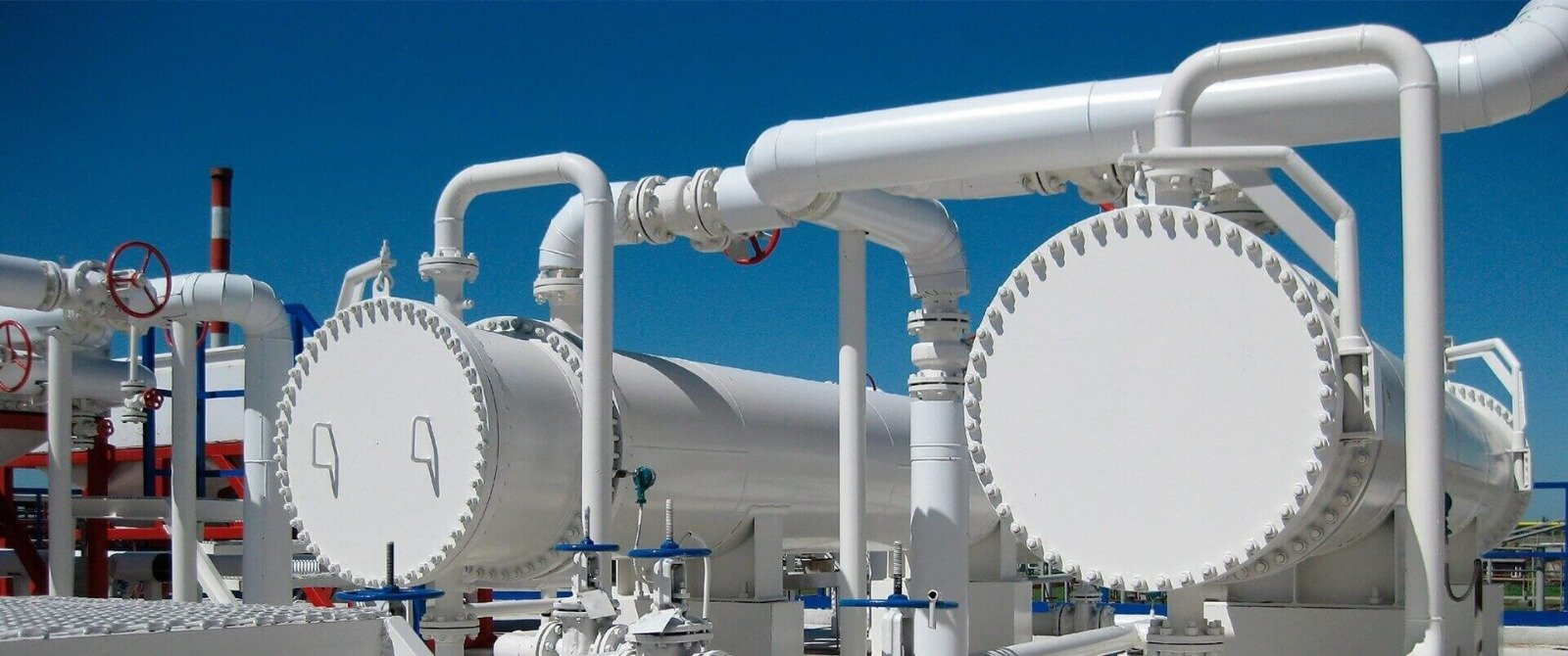 Large industrial pressure vessels and process piping installation