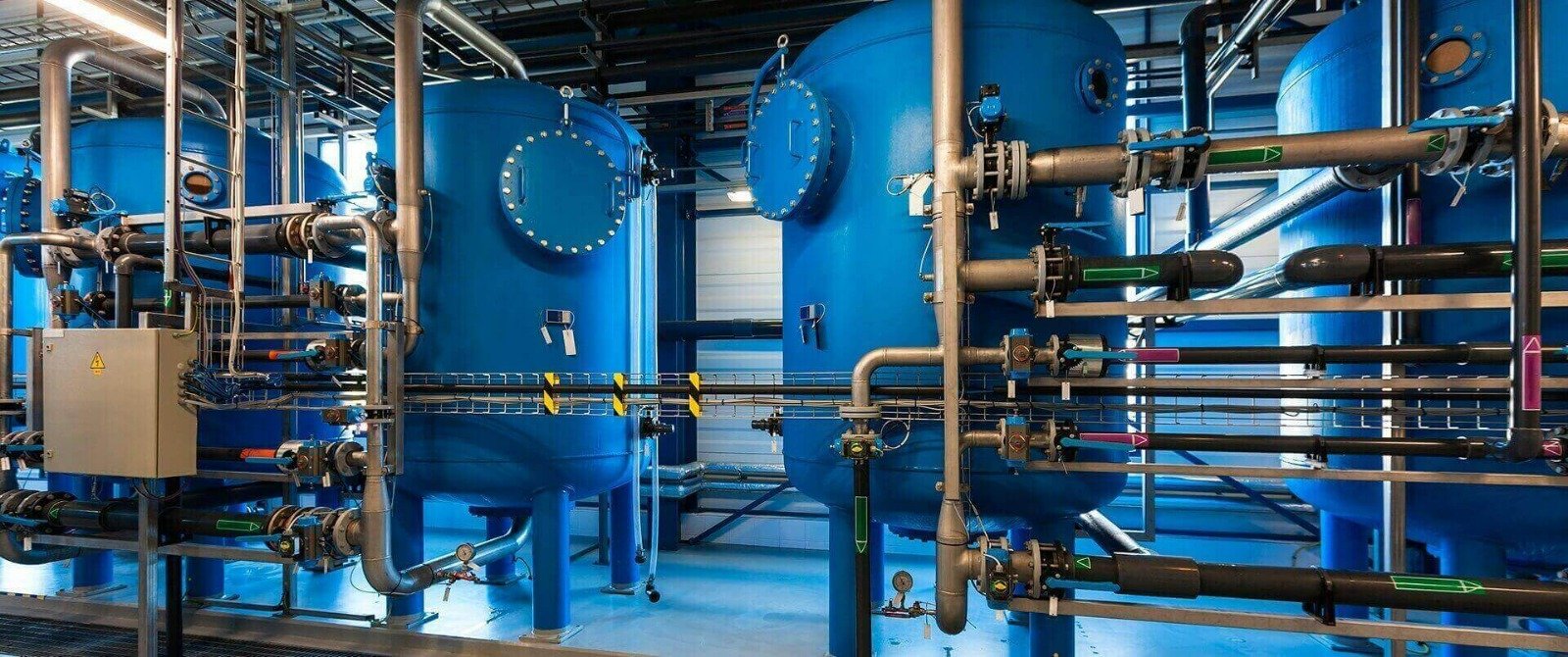 Industrial water and process treatment installation with pressure vessels